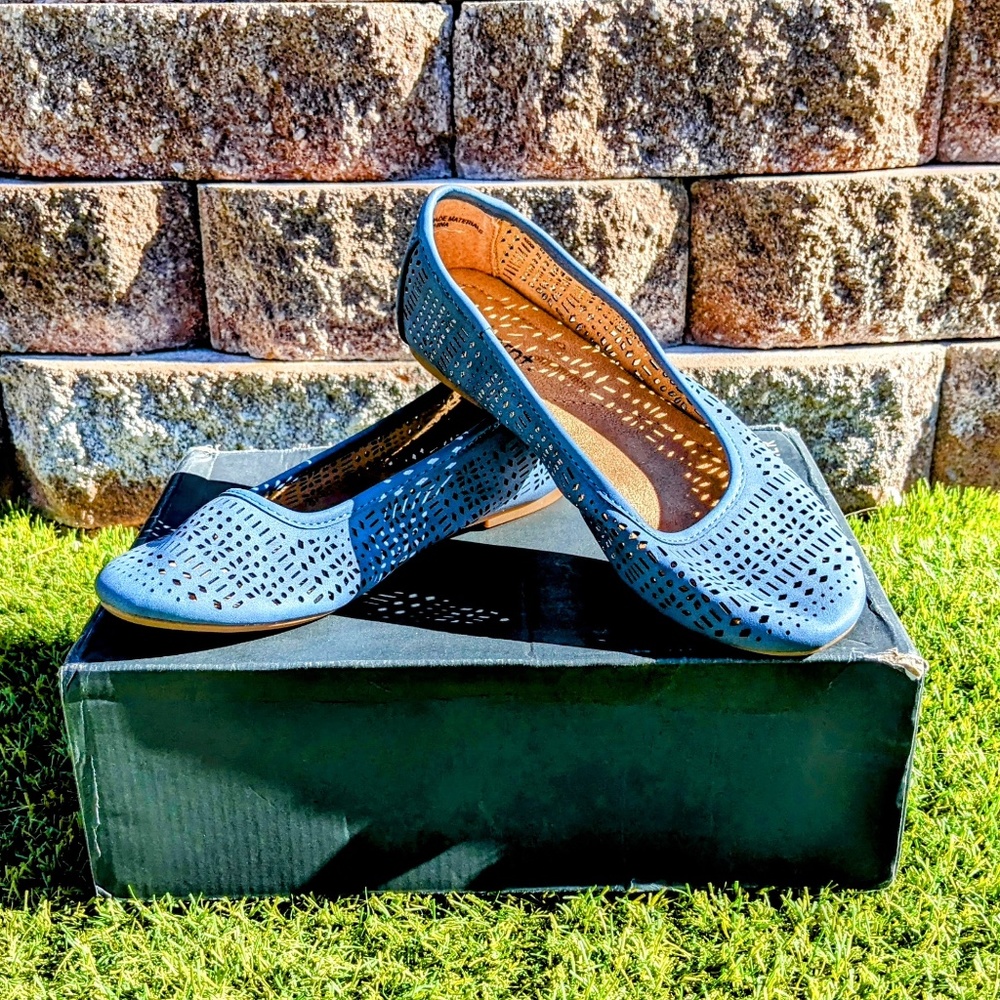 White Mt. Santina Blue Sz 6M Womens Rubber Sole Flats Geometric Round Toe Shoes - Picture 5 of 5